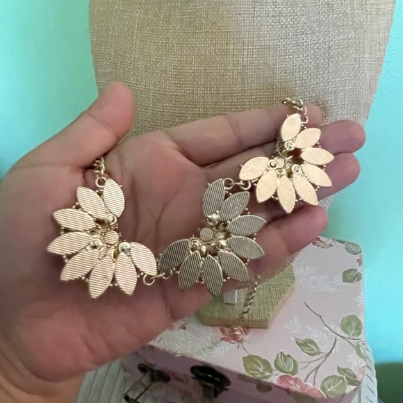 Elegant Floral Necklace with Pink and Gold Accents - Picture 7 of 7